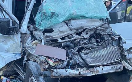 Масштабное ДТП в Запорожье: от удара у маршрутки смяло переднюю часть, на месте аварии – до сих пор салфетки и бинты