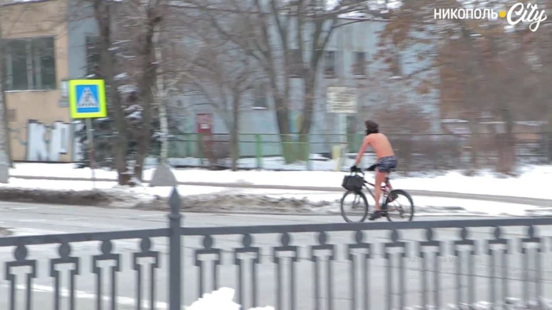 В Дрогичине голый мужчина ехал по улице на велосипеде. ВИДЕО