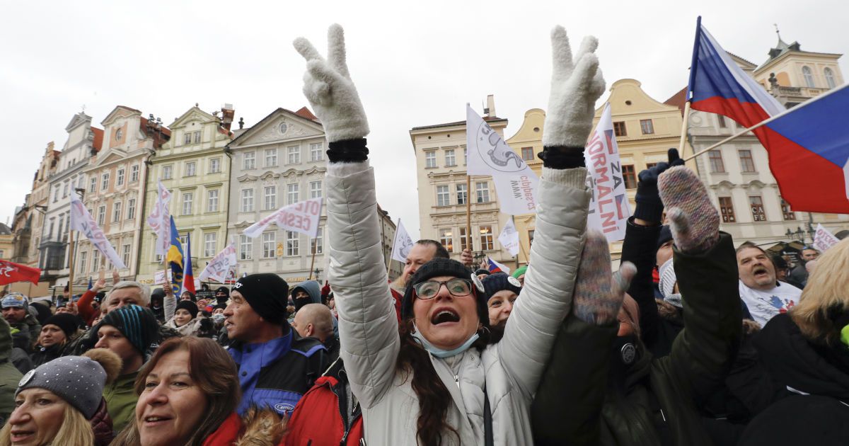Протесты против локдауна в центре Праги: на митинг вышли более трех тысяч человек