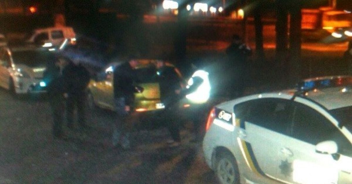 Пьяный парень ночью гулял по центру Киева с целым арсеналом взрывчатки