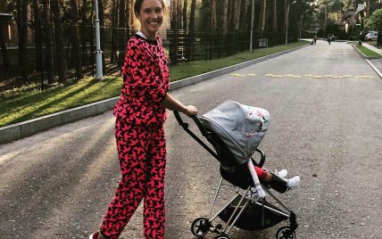 Стильная и спортивная: Катя Осадчая на прогулке с сыном