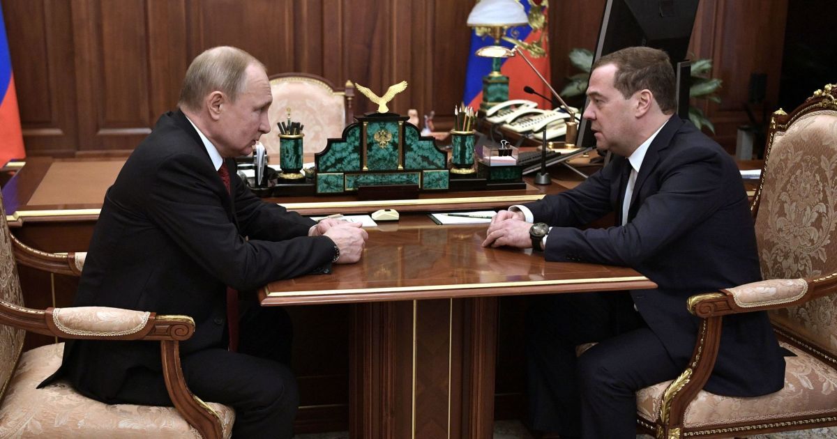 Правительство РФ во главе с Медведевым подало в отставку