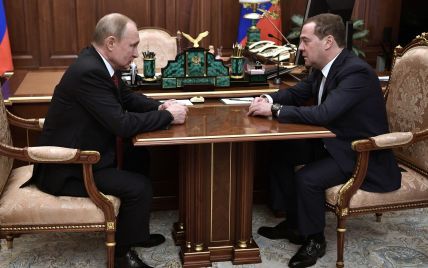 Правительство РФ во главе с Медведевым подало в отставку