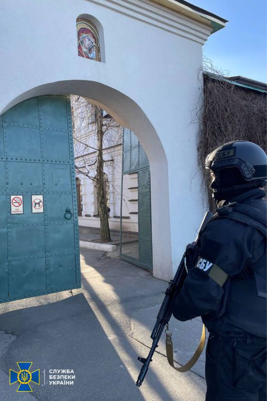 СБУ прийшла з обшуками до одного із найбільших монастирів на Полтавщині (фото)