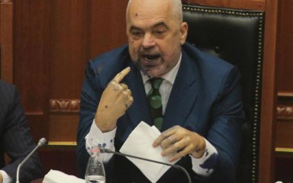 В албанському парламенті депутат бризнув чорнилами в обличчя прем’єр-міністра
