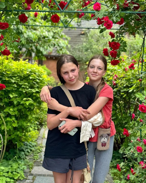 Молодша донька Олі Полякової з подругою / © instagram.com/polyakovamusic