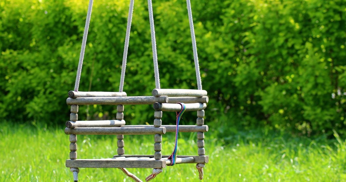 В Черкасской области девушка застряла на детской качели: появилось видео освобождения