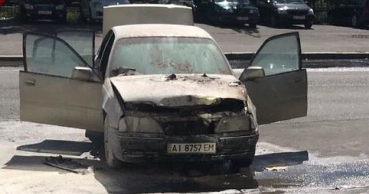 В Киеве посреди улицы загорелся автомобиль с водителем