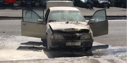 У Києві посеред вулиці спалахнуло авто з водієм
