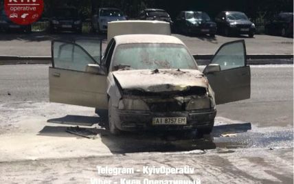У Києві посеред вулиці спалахнуло авто з водієм