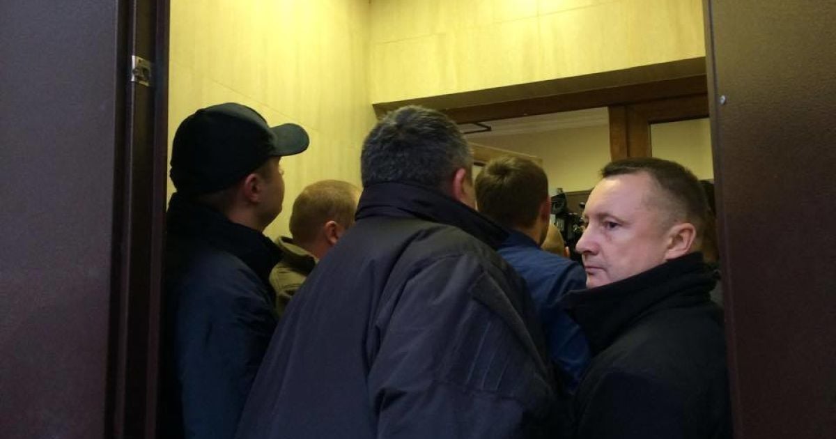 Суд над Корбаном закончился дракой, вызовом скорой и скандальной SMS-кой / © Фото Валерии Ковалинской/ТСН