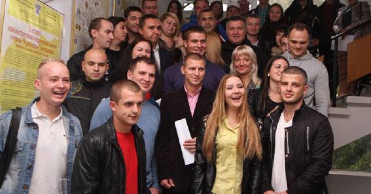 Живая очередь кандидатов в полицию.