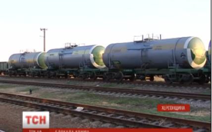 Активисты с противотанковыми "ежами" заблокировали железную дорогу к заводу Фирташа в оккупированный Крым