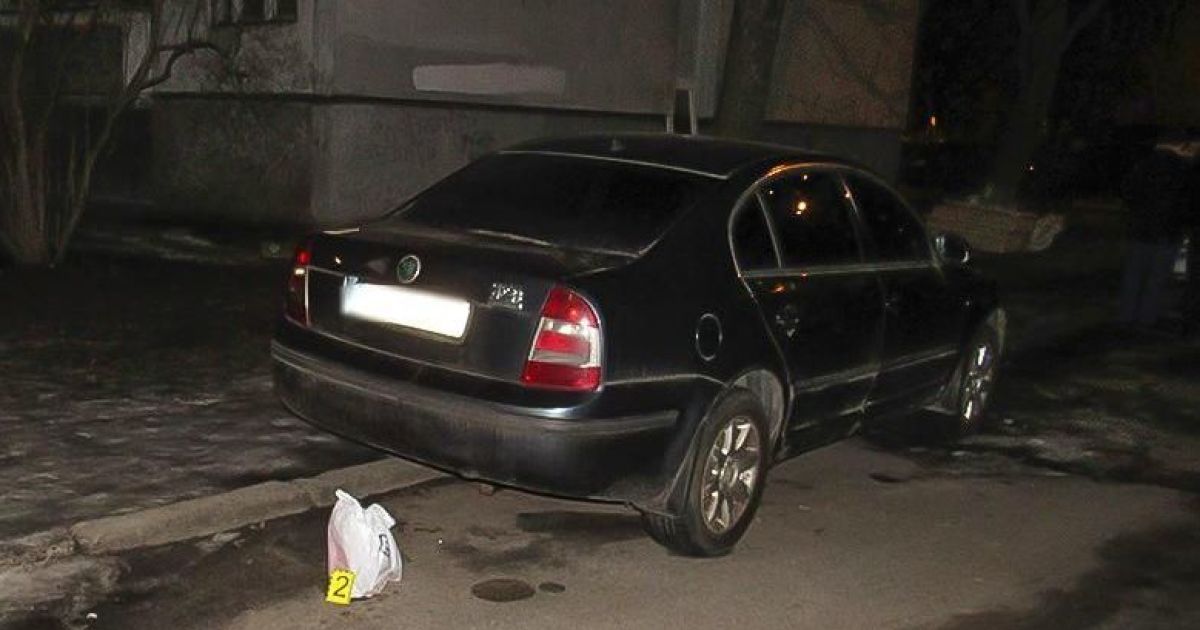 Заказали поджог авто в Telegram: в Киеве задержали мужчину с бензином и зажигалкой (фото)