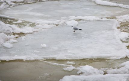 Крихкий лід: у Сумській області троє чоловіків опинилися у крижаній воді