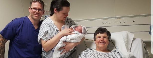 В Великобритании 55-летняя бабушка родила собственную внучку