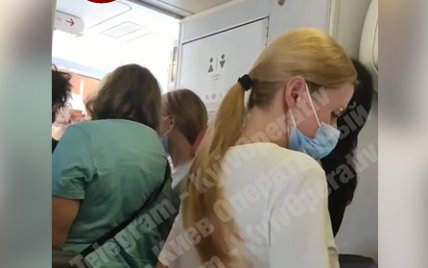 "Начали падать в обморок люди в самолете": из Борисполя долго не мог вылетели рейс в Грецию (видео)