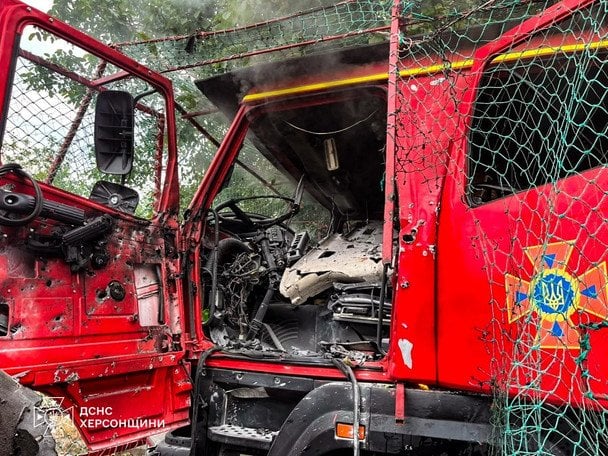 26 червня. Російські війська завдали повторного удару FPV-дроном по автоцистерні ДСНС під час ліквідації наслідків російської атаки у Херсоні. Пошкоджений пожежний автомобіль. / © ДСНС
