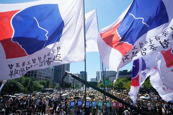 В Сеуле прошли массовые митинги оппозиционных партий против политики президента / © Associated Press