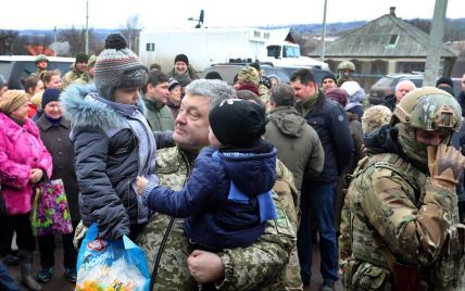 Порошенко посетил военных в освобожденной от террористов Катериновке