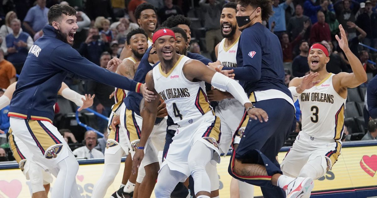 Зі своєї половини майданчика: в матчі НБА виконали переможний кидок одночасно з сиреною (відео)