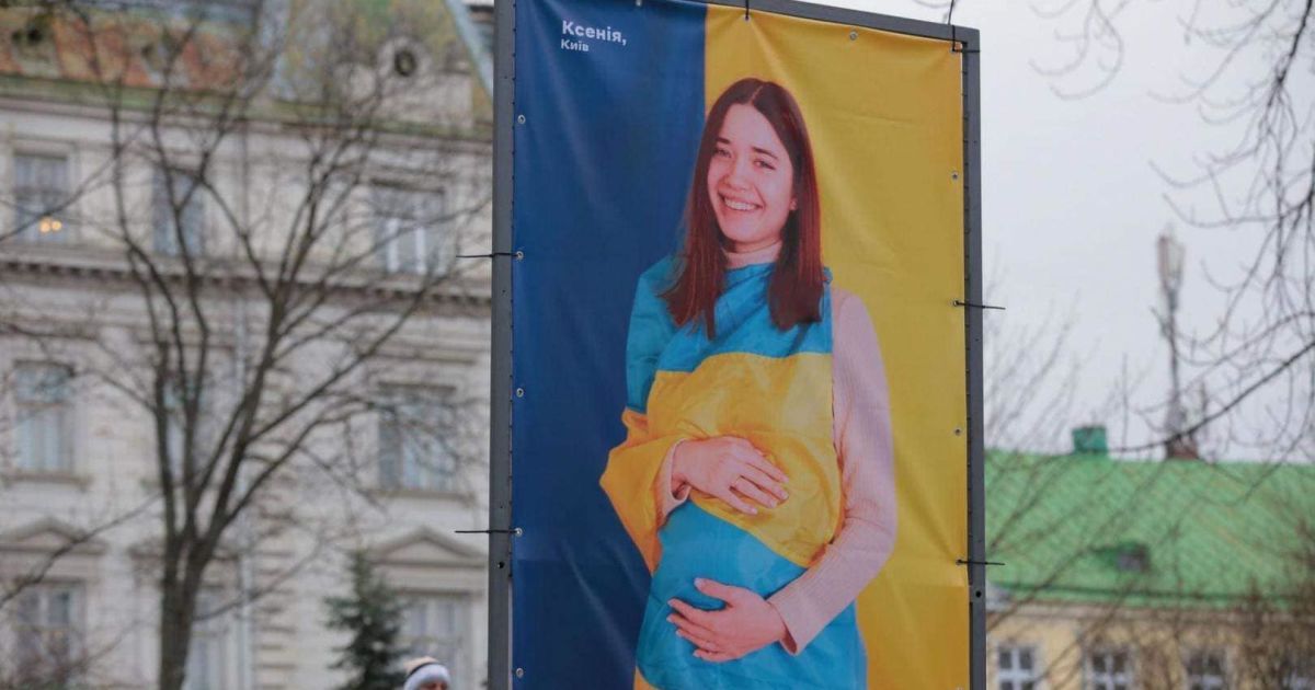 «Из огня к жизни»: во Львове открыли выставку фото 11 будущих мам, сбежавших из горячих точек Украины