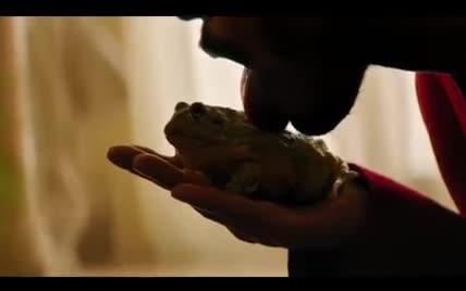 The Weeknd "под наркотиками" облизывал жабу и целовался со статуями в новом клипе