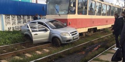В Киеве трамвай на высокой скорости протаранил автомобиль