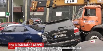 У Києві кран без гальм потрощив десятки авто