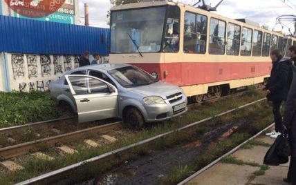У Києві трамвай на високій швидкості протаранив автомобіль