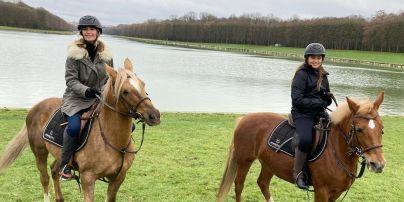 У шоломах і з усмішками: Іванка Трамп і її донька покаталася на конях