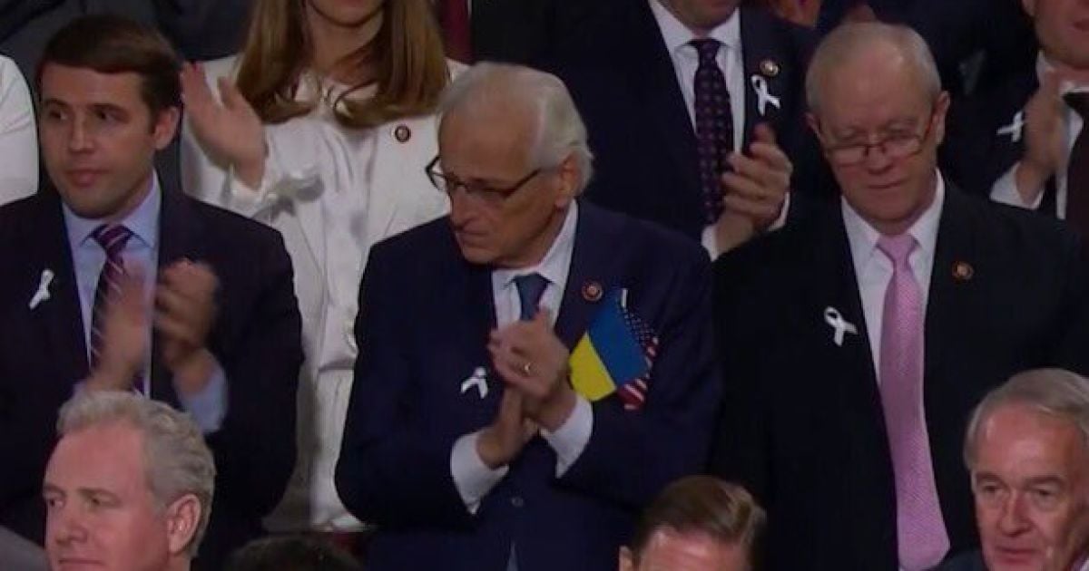 Американский конгрессмен пришел на речь Трампа с украинским флагом