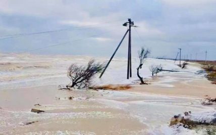 Шторм на Азовском побережье: волны отрезали от суши остров Бирючий