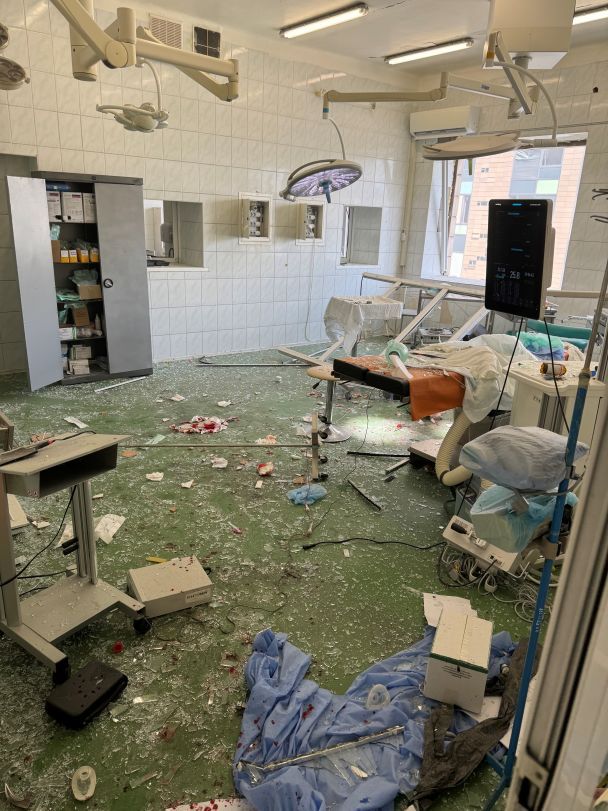Последствия обстрелов детской больницы. Фото Олега Голубченко