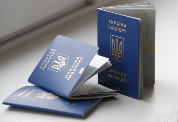 Ви маєте це знати, якщо зібралися жити за кордоном: у ДМС звернулися до українців з попередженням