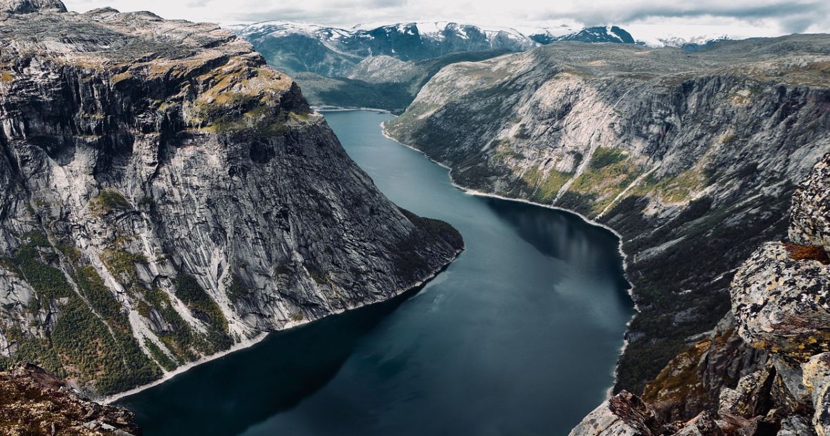 Цунами в Гренландии вызвал большой оползень, который упал в воды фьорда с высоты в несколько сотен метров.