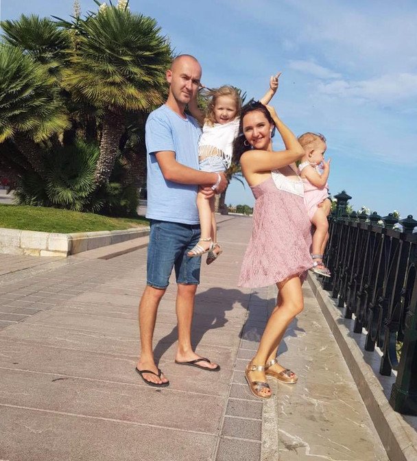 Віталій Долиняк, якого вбила Росія у Тернополі, та його дружина з двома дітьми