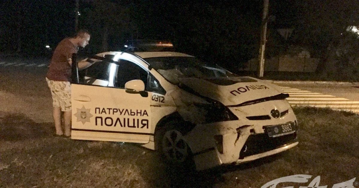На Херсонщині патрульні поліцейські на "Toyota Prius" врізалися у карету "швидкої допомоги"