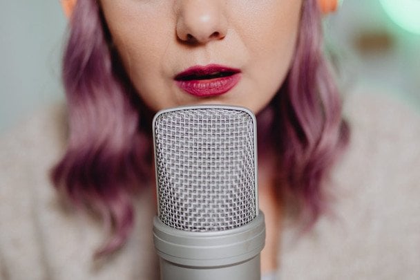 16 квітня в Україні і світі святкують Всесвітній день голосу / © pexels.com