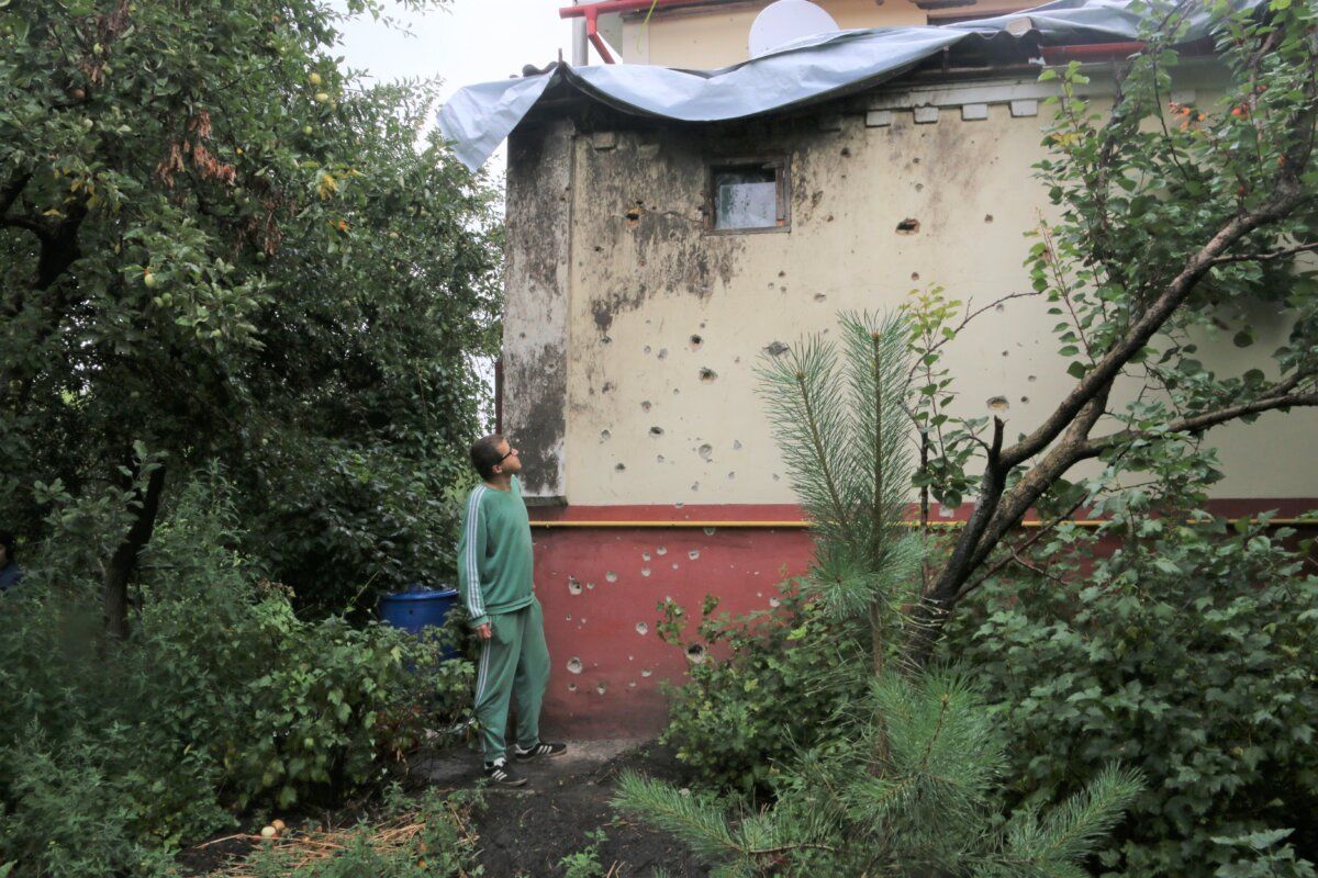 Будинок Віктора в Ірпені постраждав через російські обстріли / Фото: Ґрати / © 