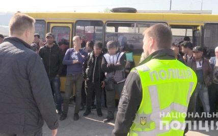 Облава на Троєщинському ринку: у Києві викрили півсотні іноземців-нелегалів