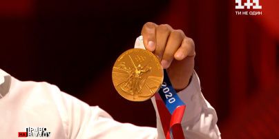 Жан Беленюк показав золоту медаль, яку він виборов на Олімпійських іграх в Токіо