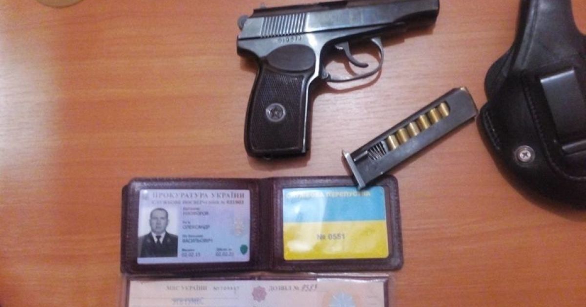 В Одессе пьяный прокурор угрожал прострелить колено охраннику кафе