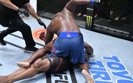 "Черный зверь" в действии: боец UFC нокаутировал соперника и повторил невероятный рекорд (видео)