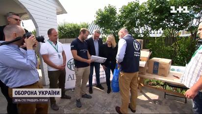 Пані посол США роздавала продуктові набори в Макарові