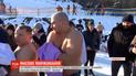 Масове моржування: на Буковель з'їхалися понад тисяча любителів зимового купання