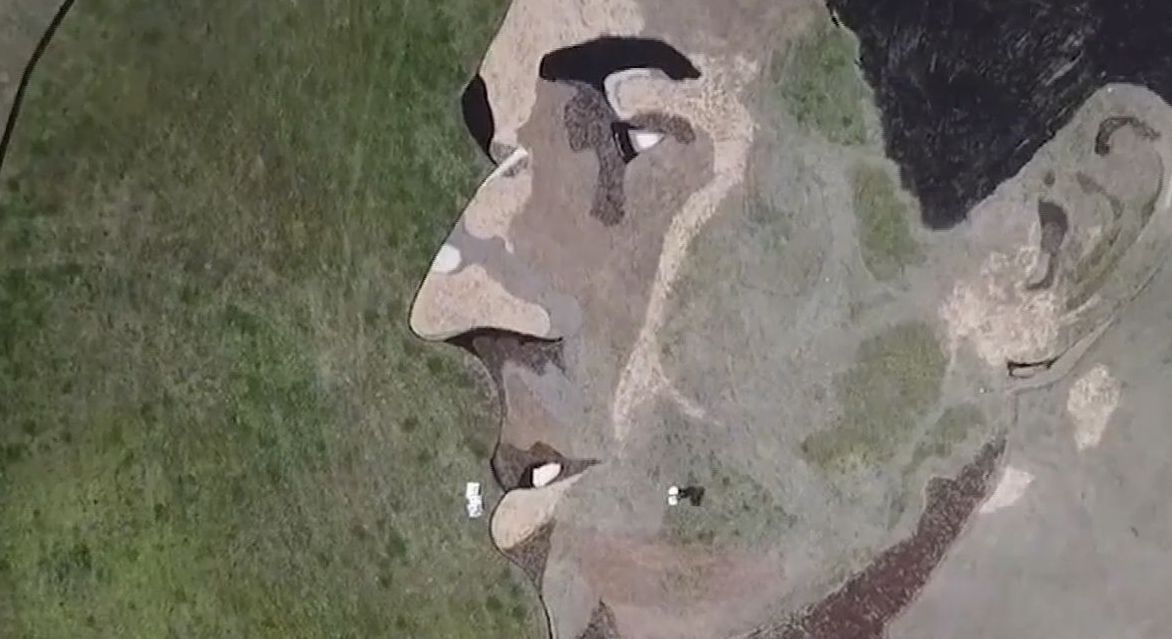 Американский художник создал огромное изображение своего кумира-политика