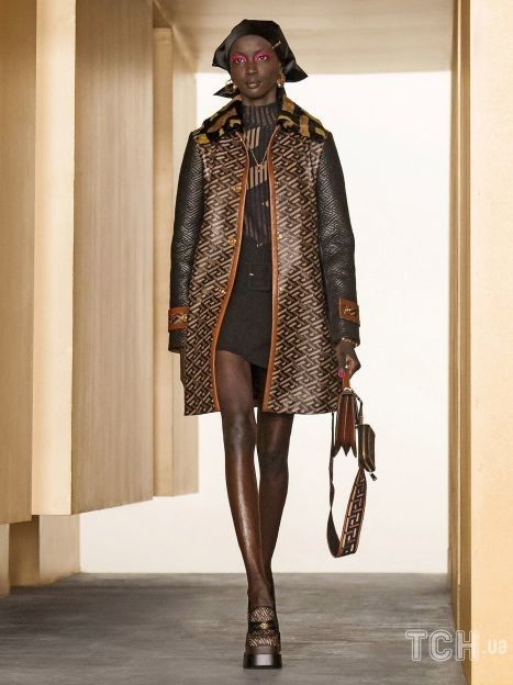 Коллекция Versace прет-а-порте сезона осень-зима 2021-2022 / © East News