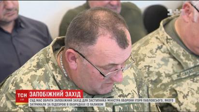 До Солом'янського суду почали з'їжджатись колеги затриманих працівників Міноборони