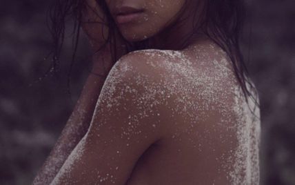 Обнаженная в песке: "ангел" Лаис Рибейро в новом фотосете